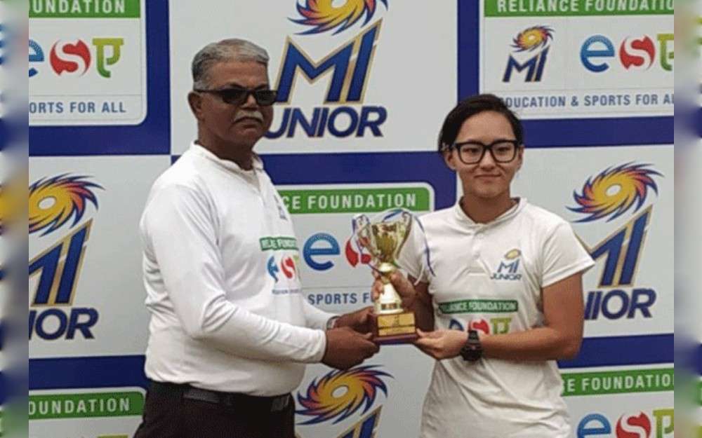 Tibetan cricketer Jetsun Narbu (R) receives the Mumbai Indians Junior Best Wicket-Keeper award in the under-16 girls category for 2018-2019.
M