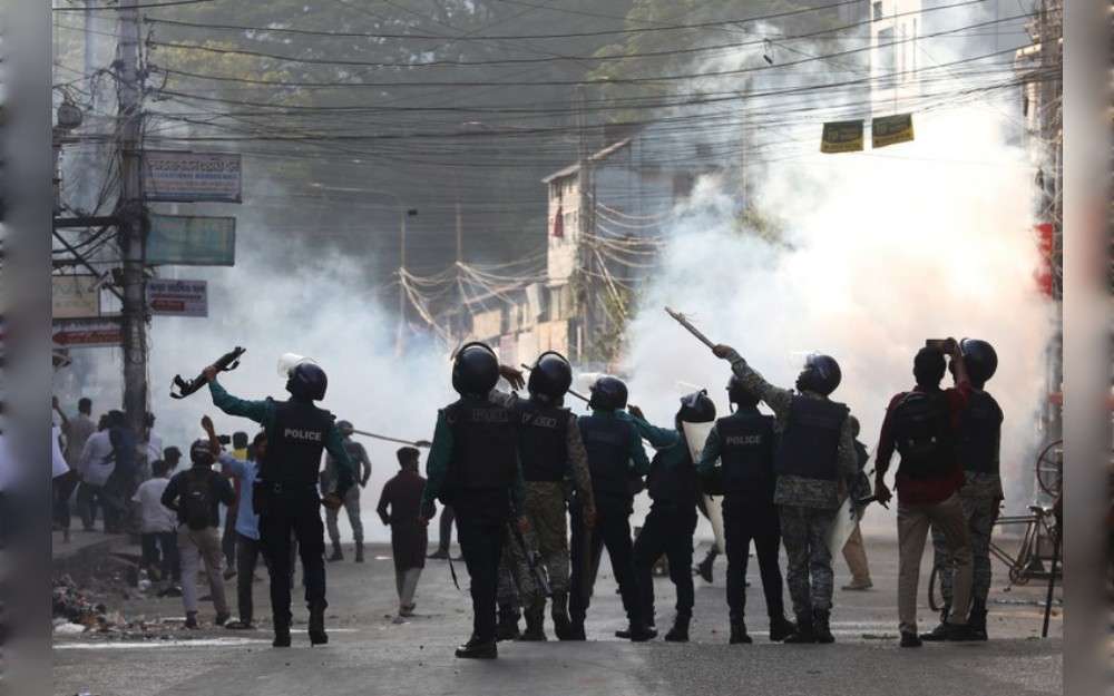 Police fire tear gas to disperse protesters who were blocking the van taking Chinmoy Krishna Das to jail from the court premises in Chittagong, Bangladesh, Nov. 26, 2024.Credit:Minhaj Uddin/BenarNews