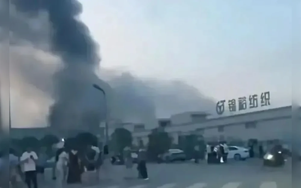 A Chinese factory employee set fire to a textile plant in China’s southwestern Sichuan province in his frustration over unpaid wages of just 800 yuan (or US$111), according to videos posted on social media and eyewitness accounts shared with Radio Free Asia.
