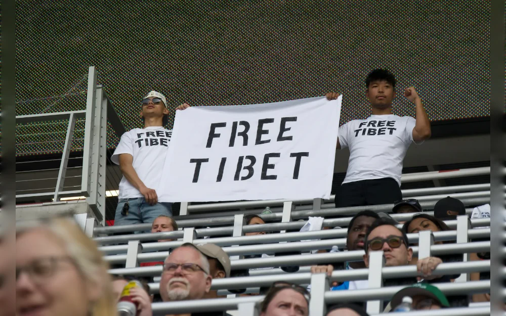 Tibetan activists protested for a “Free Tibet” during a women’s soccer friendly between the United States and China at the weekend — and won the support of other spectators who booed when they were briefly evicted from their seats by security.