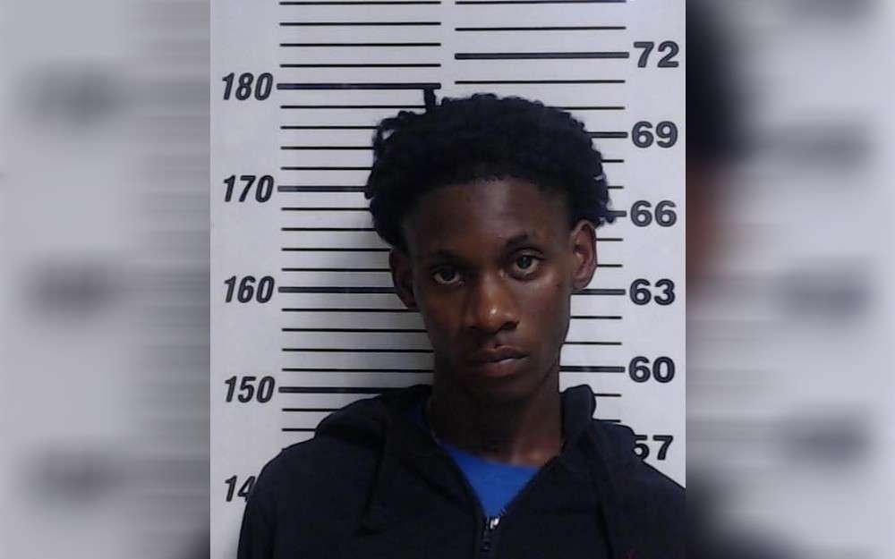 A 15-year-old was arrested by the Gulfport Police Department, Mississippi,United States,and charged with one count of shooting at a car and one count of possessing a weapon on school property.The teenager attends the Harrison County School District.