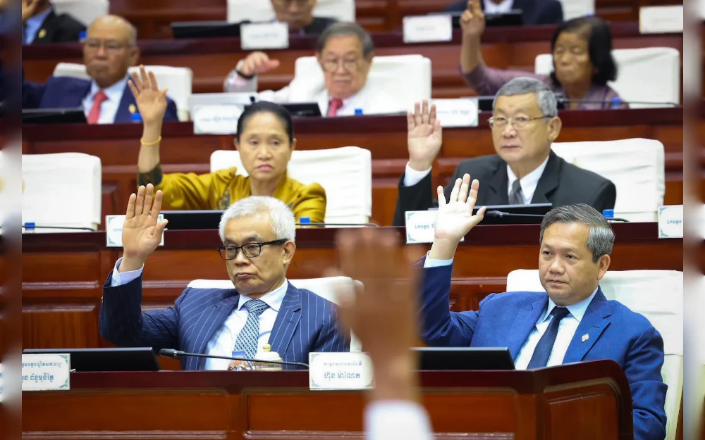 Lawmakers in Phnom Penh on Monday approved a law that will allow the government to strip Cambodian citizenship from people convicted of conspiring with foreign governments against the national interest.