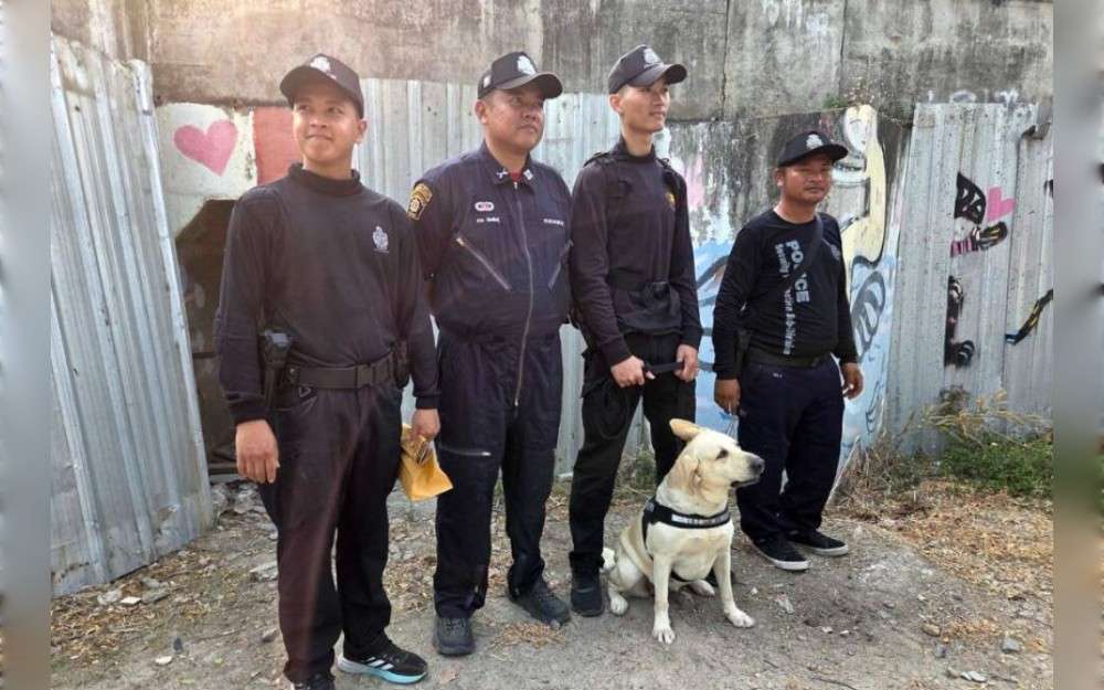 On January 21, an investigative team and a police dog in Hua Hin, Thailand, received 30,000 baht for their quick capture of a murder suspect connected to the death of a hotel employee.