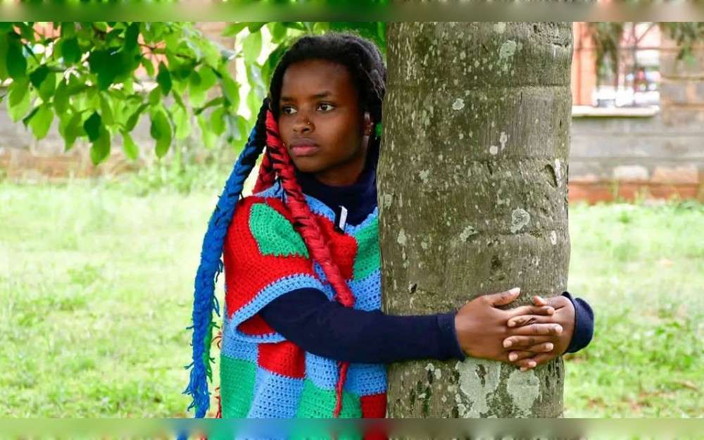 With an amazing 72 hours, Kenyan environmental activist Truphena Muthoni set the record for the longest marathon hugging a tree.