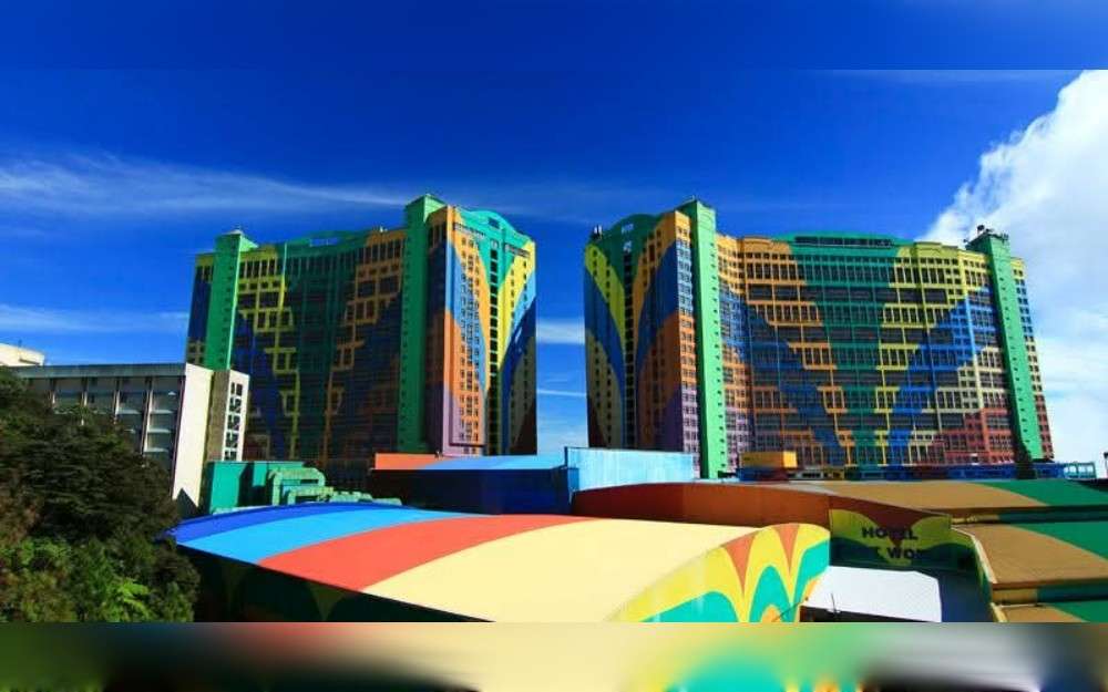 As of June 20, 2015, the First World Hotel (Malaysia) at Resorts World Genting in Pahang Darul Makmur, Malaysia, has 7,351 operational rooms, making it the largest hotel in terms of room count.