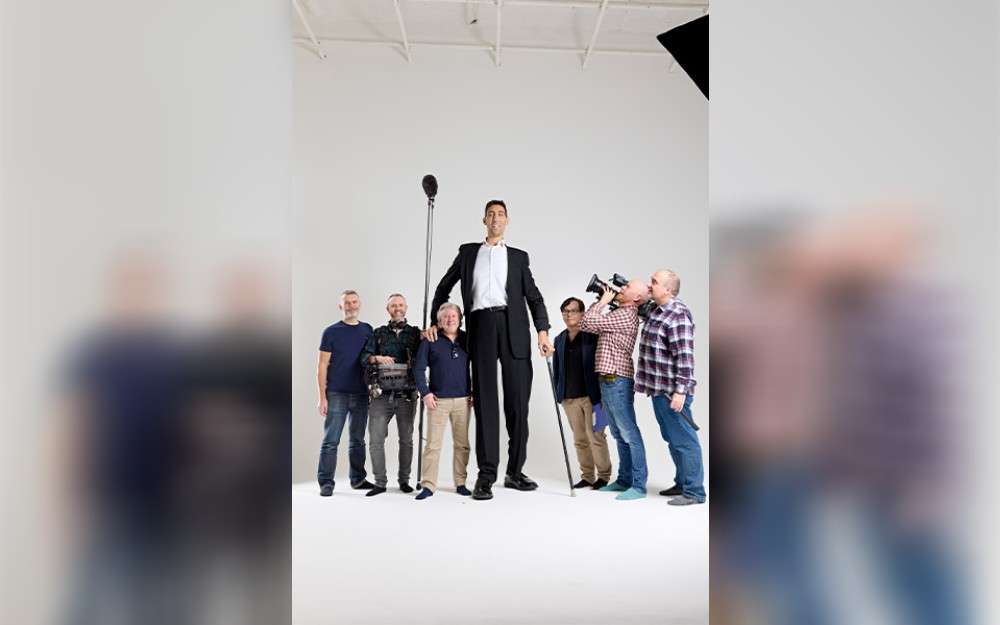 In a brand-new documentary, Sultan Kösen, a Guinness World Records holder, will defend his title as the tallest man.Sultan's record-breaking height of 8 feet 1 inch (246.5 cm) makes him the tallest man and person in the world in 2009.