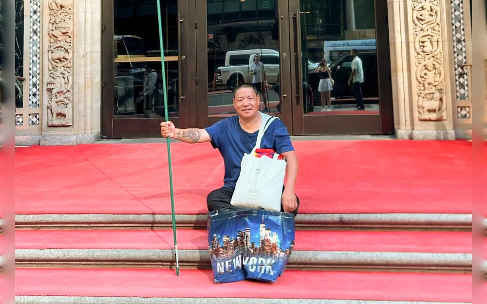 A Tibetan activist died Thursday after setting himself on fire outside the United Nations headquarters in New York.Lobsang Palden, popularly known as Lobga Rangzen, a longtime Tibetan activist based in New York, died at Bellevue Hospital after succumbing to his injuries.