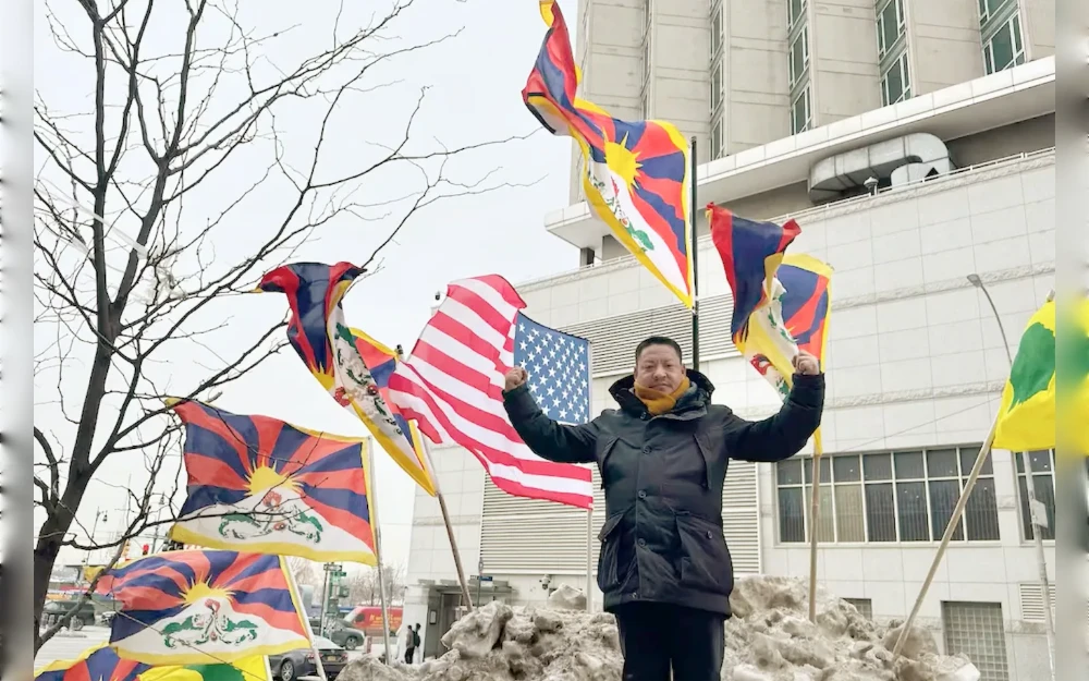 A Tibetan activist died Thursday after setting himself on fire outside the United Nations headquarters in New York.Lobsang Palden, popularly known as Lobga Rangzen, a longtime Tibetan activist based in New York, died at Bellevue Hospital after succumbing to his injuries.
