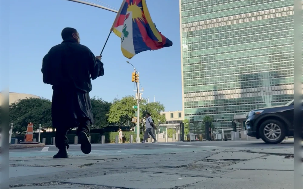 A Tibetan activist died Thursday after setting himself on fire outside the United Nations headquarters in New York.Lobsang Palden, popularly known as Lobga Rangzen, a longtime Tibetan activist based in New York, died at Bellevue Hospital after succumbing to his injuries.