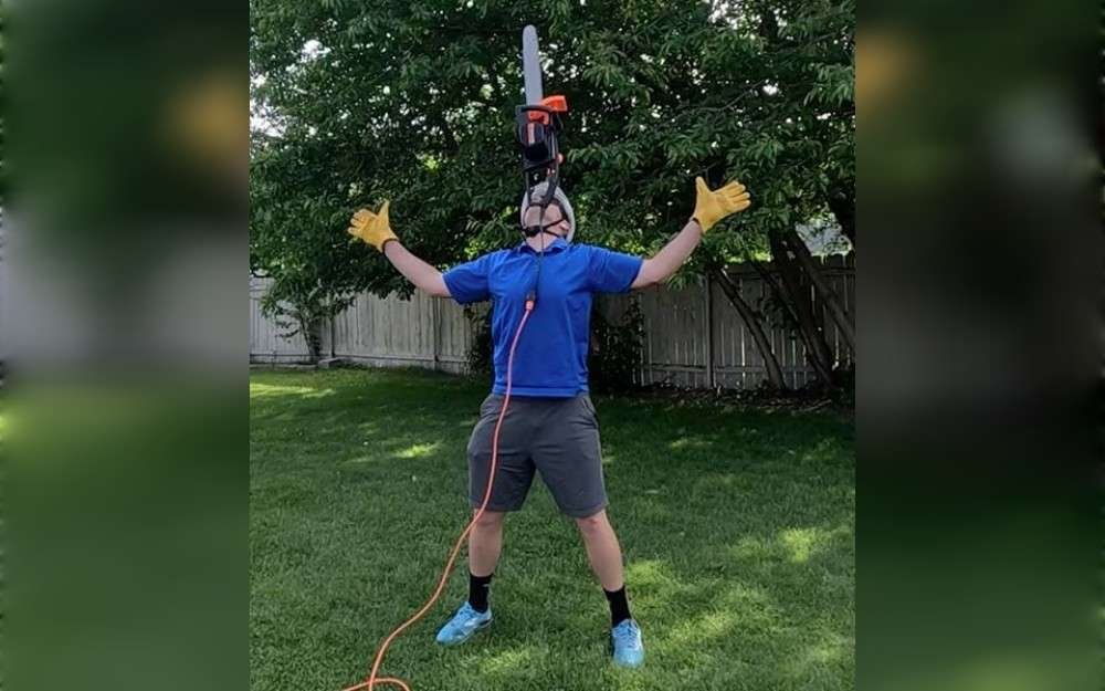 With a breathtaking time of 4 minutes 0.99 seconds, 41-year-old American David Rush has won the title of longest duration balancing a running chainsaw on the chin.