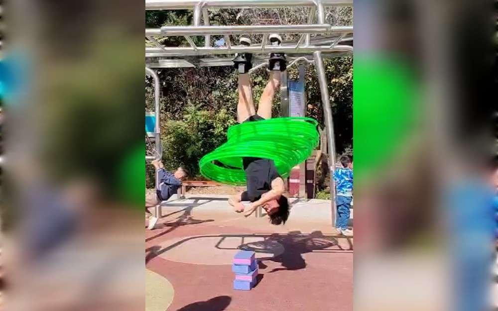 With a total of 33 hula hoops spun while suspended upside down, Yan Yanjia (China) broke the record by hanging on his feet like a bat.Last November, in Guilin, Guangxi, China, his effort broke the previous record by ten.