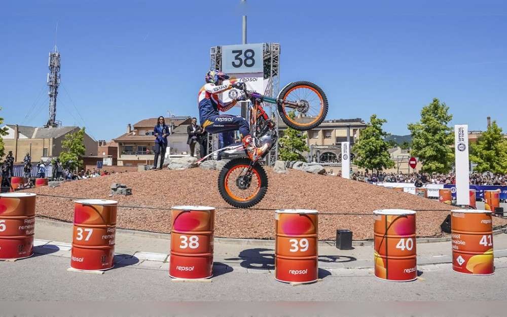 With 53 consecutive barrel jumps on a motorcycle (rear wheel only), motorsports star Toni Bou set a world record.Since 2014, 3.24 meters (10 feet 7.56 inches) has been his highest trials motorcycle wall climb title.
