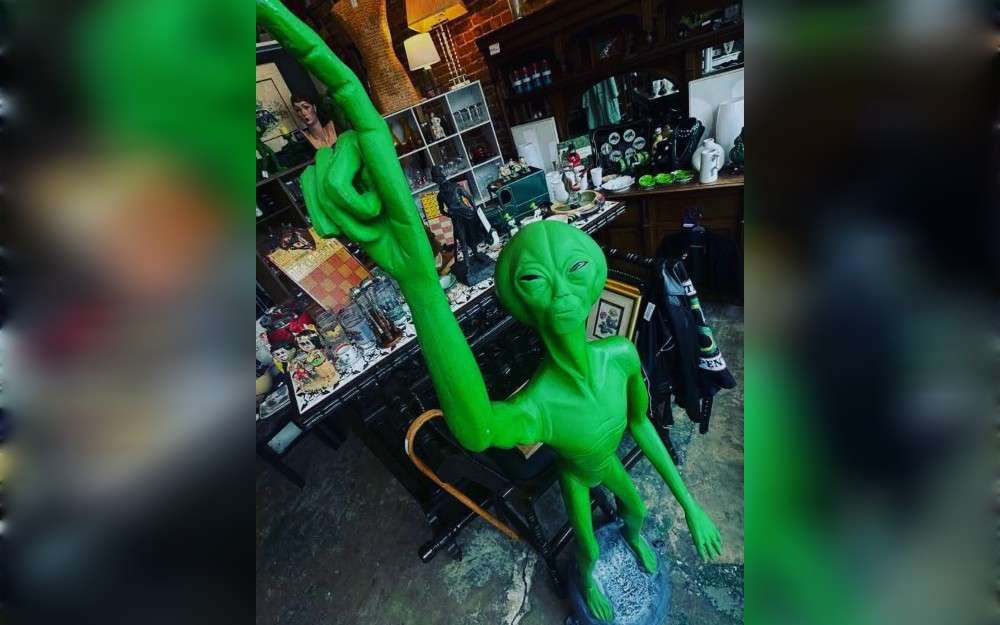 Outside Charlie's Funky Junk Shop on West Main Street in Statesboro, Georgia, United States, a large green alien statue was stolen.The owner of the store reported the missing promotional item to the police and checked the nearby business security cameras.