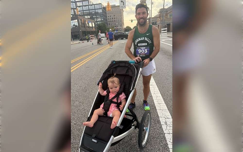 In 4 minutes and 17.784 seconds, American Stephen Biebelhausen, accompanied by his one-year-old daughter Blake, completed the fastest mile pushing a stroller. 