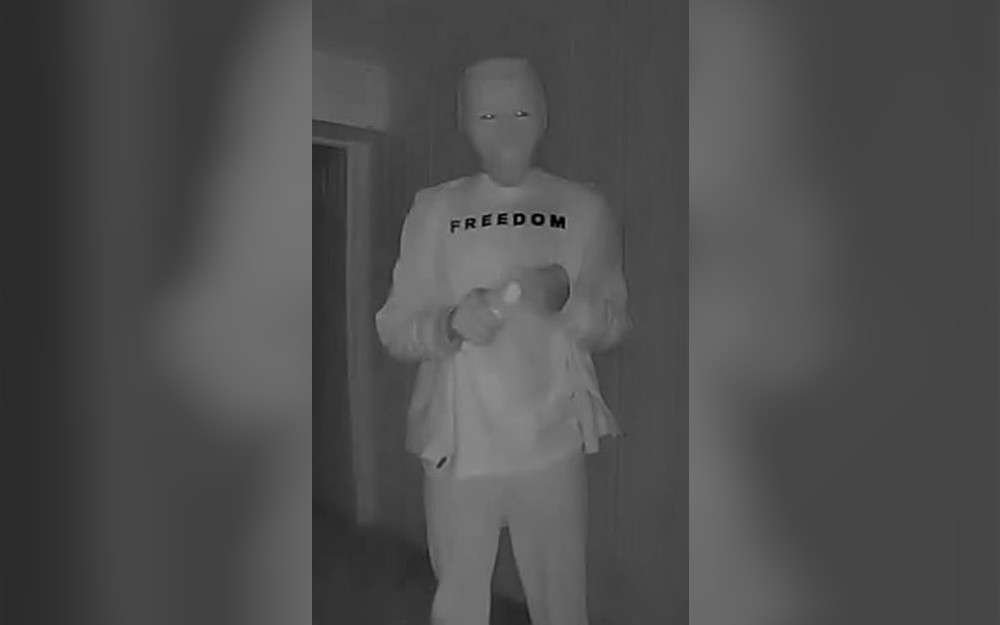 A bizzare doorbell video showing a stranger approaching a home and eating a banana while donning former US president Joe Biden mask has been reported to police in a hamlet in Texas.